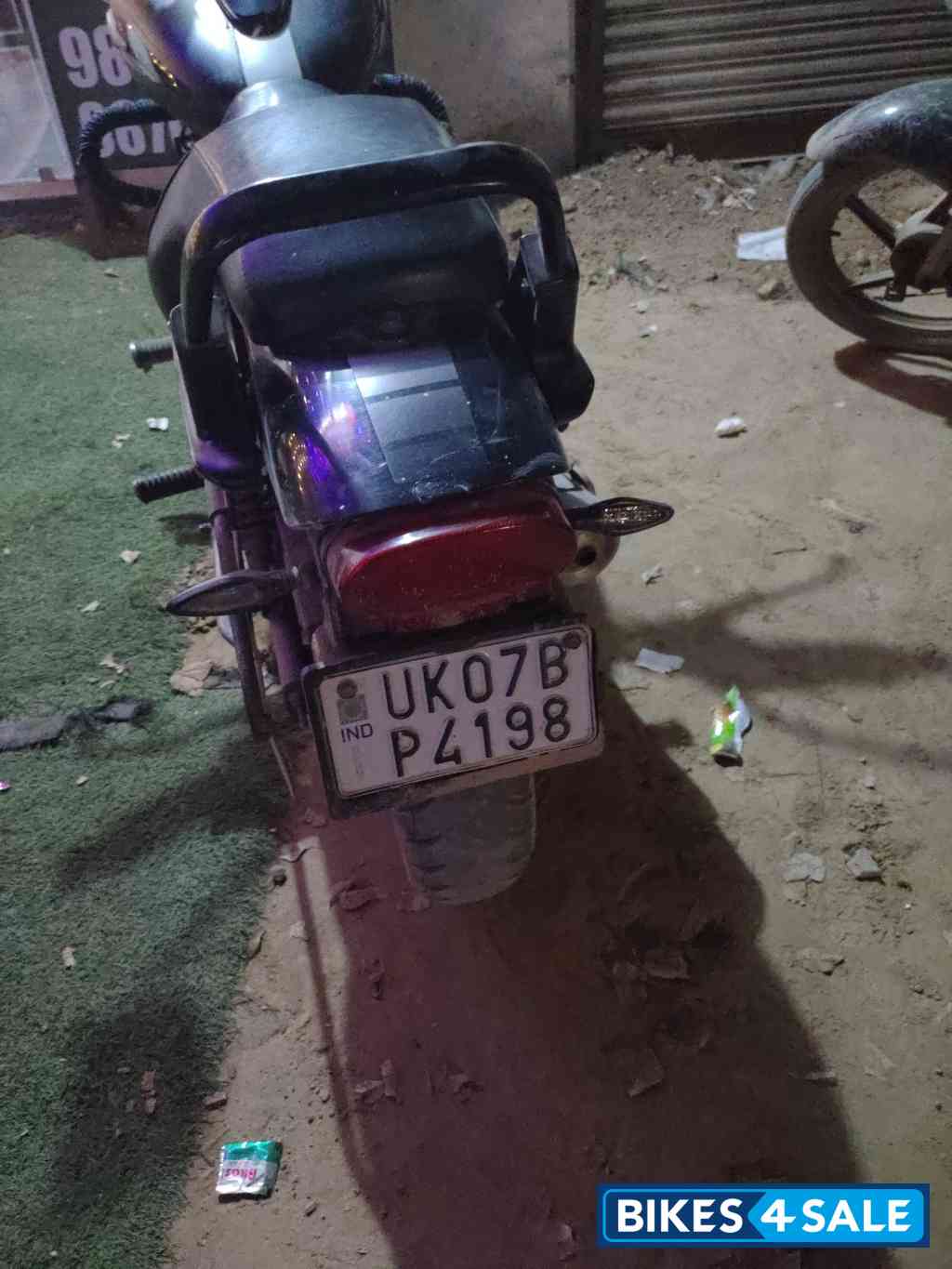 Met Black Bajaj Avenger 220 DTS-i Met Black Bajaj Avenger 220 DTS-i