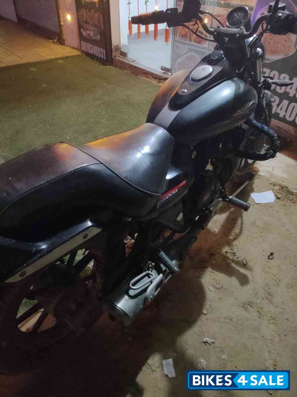 Met Black Bajaj Avenger 220 DTS-i Met Black Bajaj Avenger 220 DTS-i