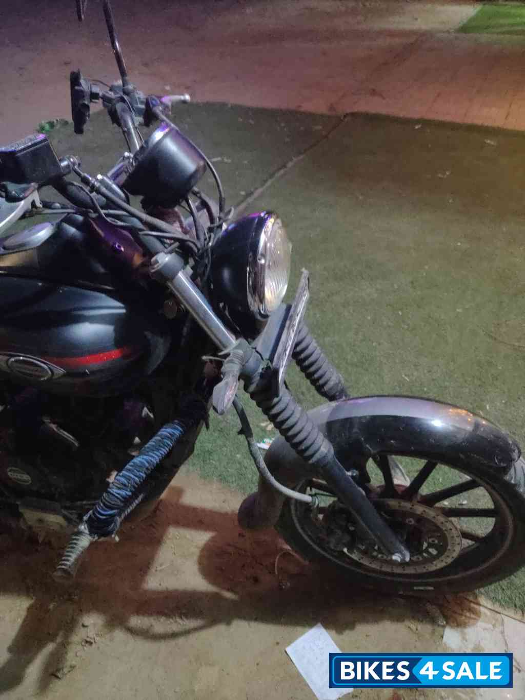 Met Black Bajaj Avenger 220 DTS-i Met Black Bajaj Avenger 220 DTS-i