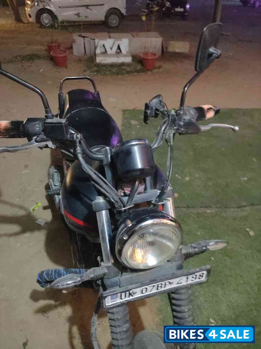 Met Black Bajaj Avenger 220 DTS-i Met Black Bajaj Avenger 220 DTS-i
