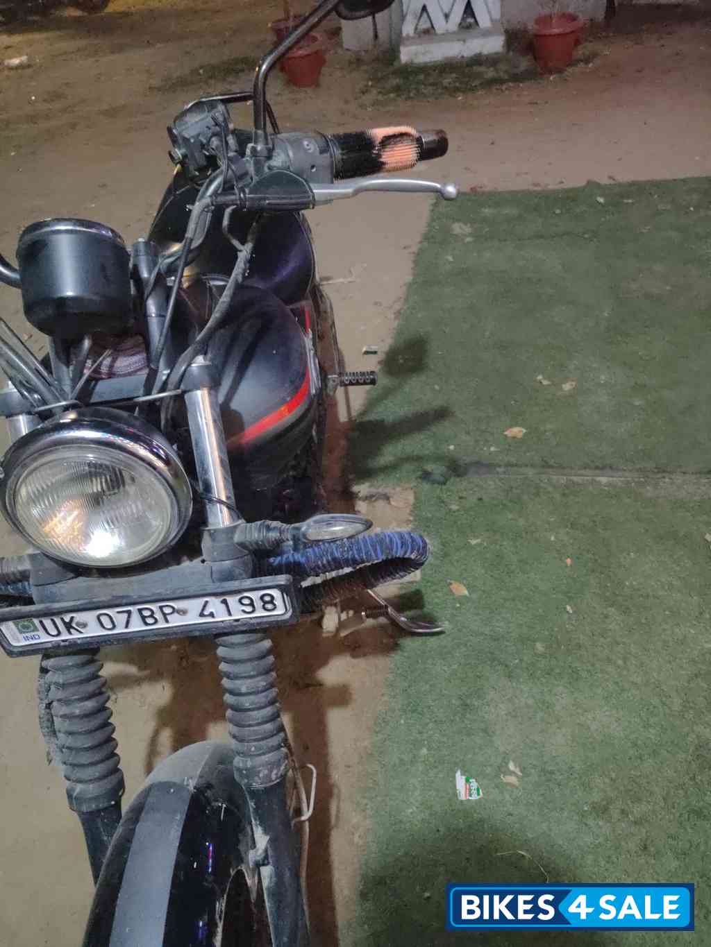 Met Black Bajaj Avenger 220 DTS-i Met Black Bajaj Avenger 220 DTS-i