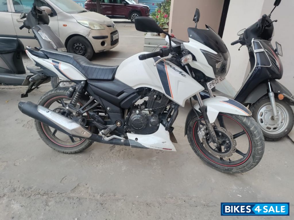 White TVS Apache RTR 160