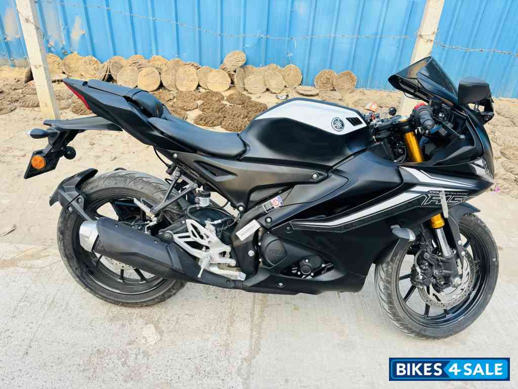 Black Yamaha R15 V4 Black Yamaha R15 V4
