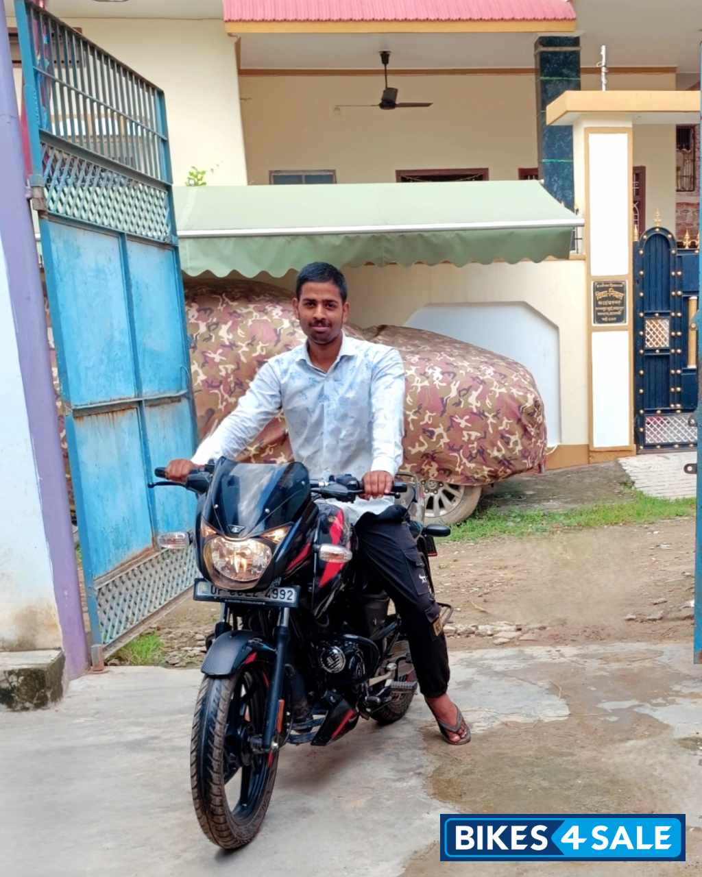 Bajaj Pulsar 125 Neon Disc Single Seat