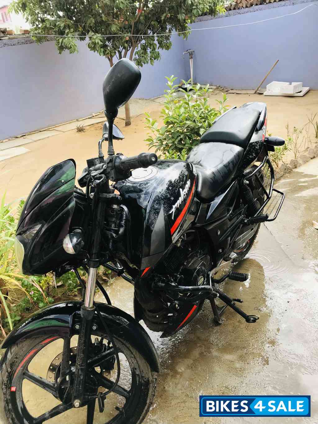 Black Bajaj Pulsar 125 Black Bajaj Pulsar 125