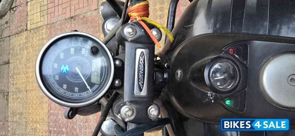 Black Bajaj Avenger 180 DTS-i Black Bajaj Avenger 180 DTS-i