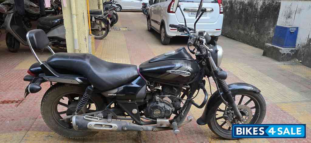 Black Bajaj Avenger 180 DTS-i Black Bajaj Avenger 180 DTS-i