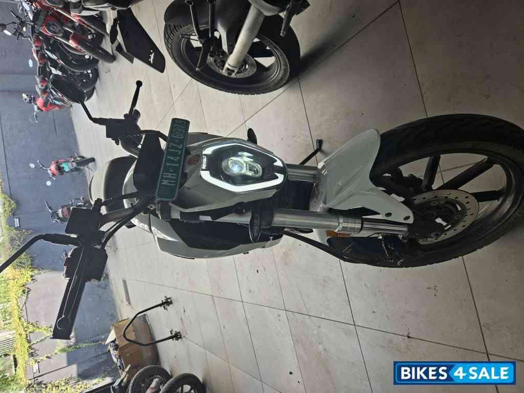 White Revolt RV 400 White Revolt RV 400