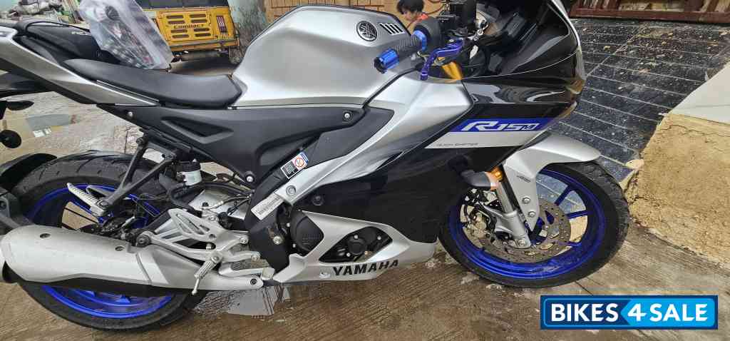 White Metallic Yamaha R15M White Metallic Yamaha R15M