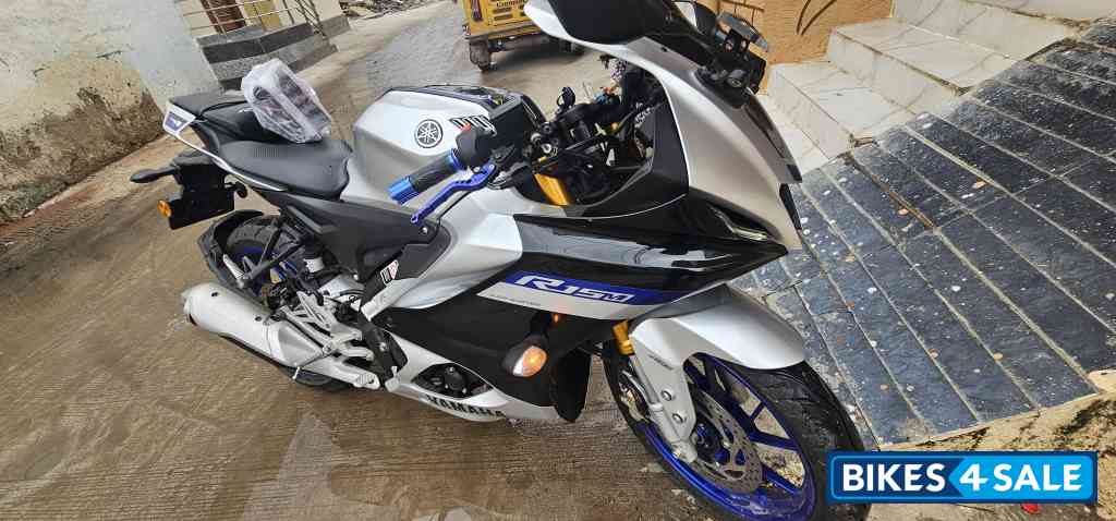 White Metallic Yamaha R15M White Metallic Yamaha R15M
