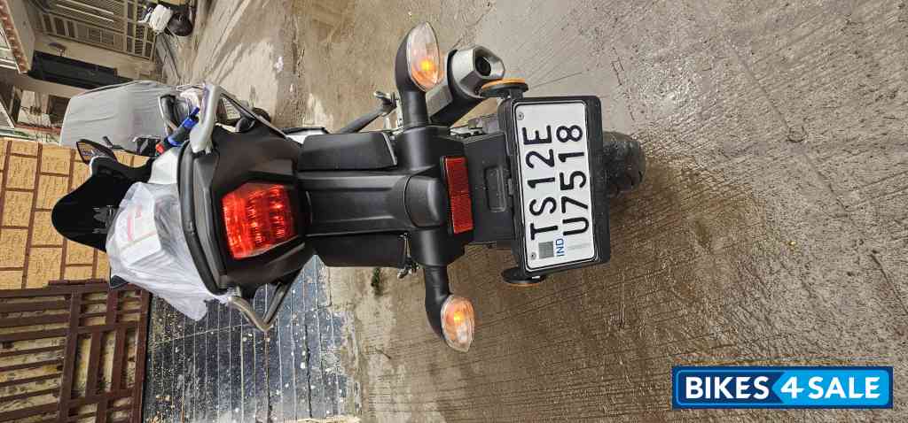 White Metallic Yamaha R15M White Metallic Yamaha R15M