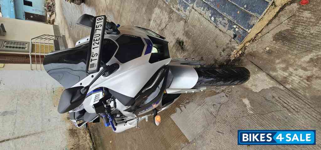 White Metallic Yamaha R15M White Metallic Yamaha R15M