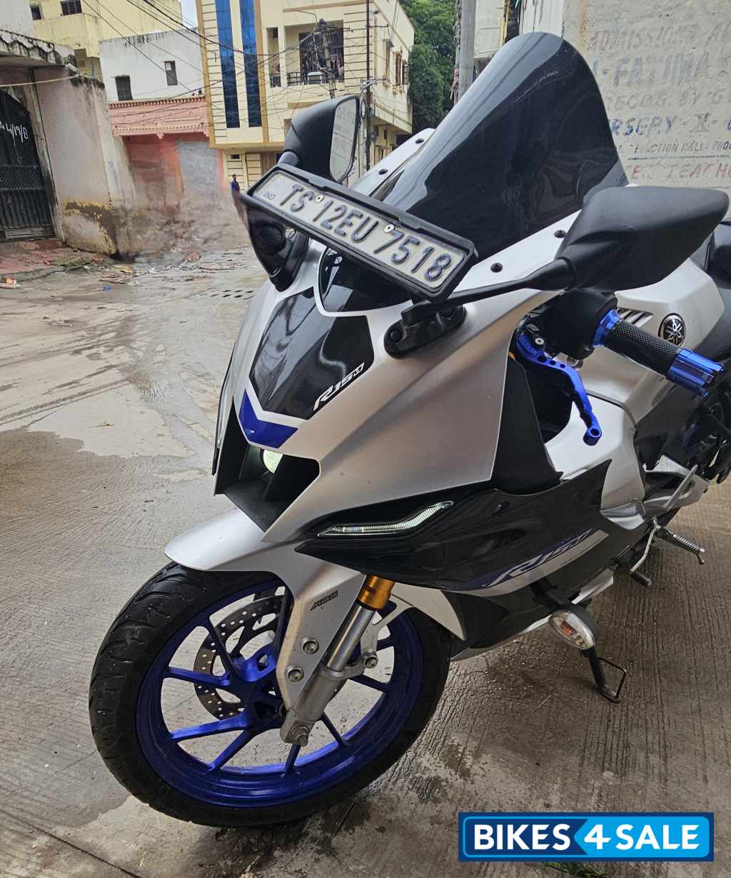 White Metallic Yamaha R15M White Metallic Yamaha R15M