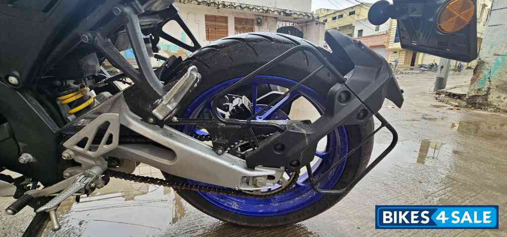 White Metallic Yamaha R15M White Metallic Yamaha R15M