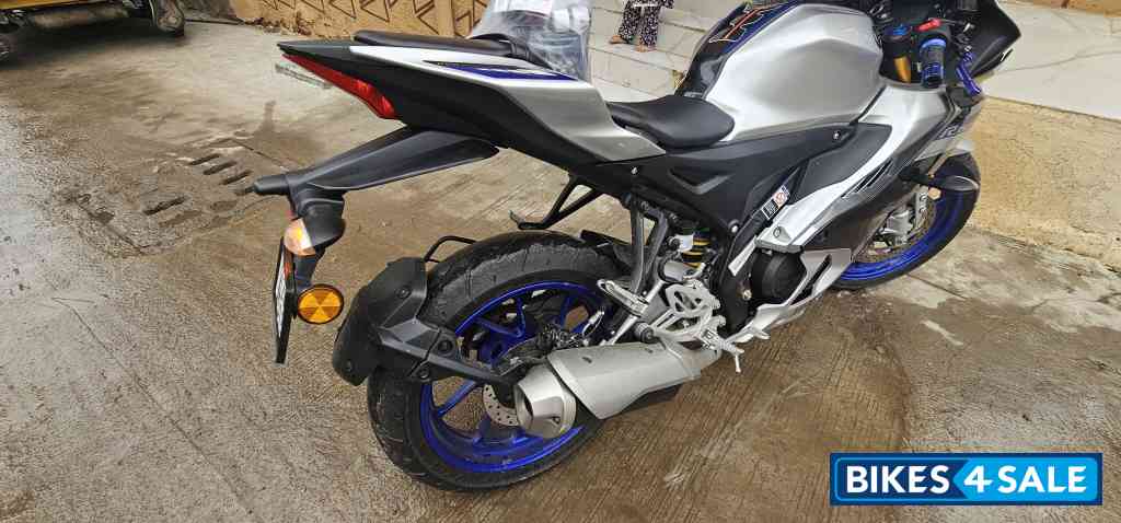 White Metallic Yamaha R15M White Metallic Yamaha R15M