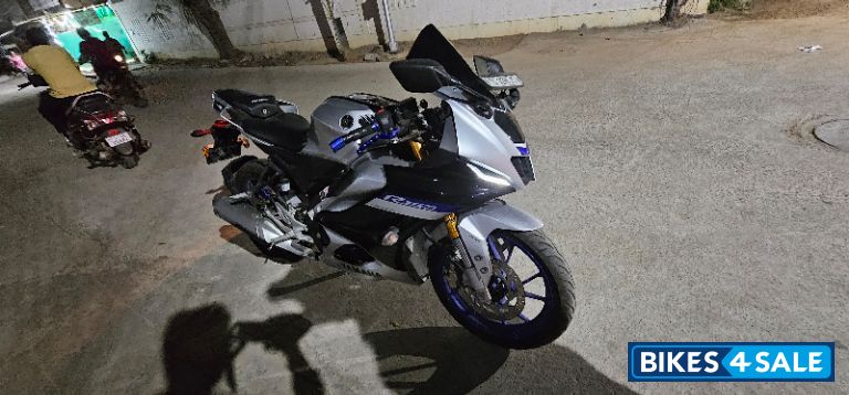 White Metallic Yamaha R15M White Metallic Yamaha R15M