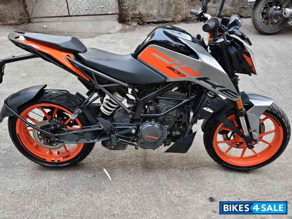 Metalic Grey KTM Duke 200