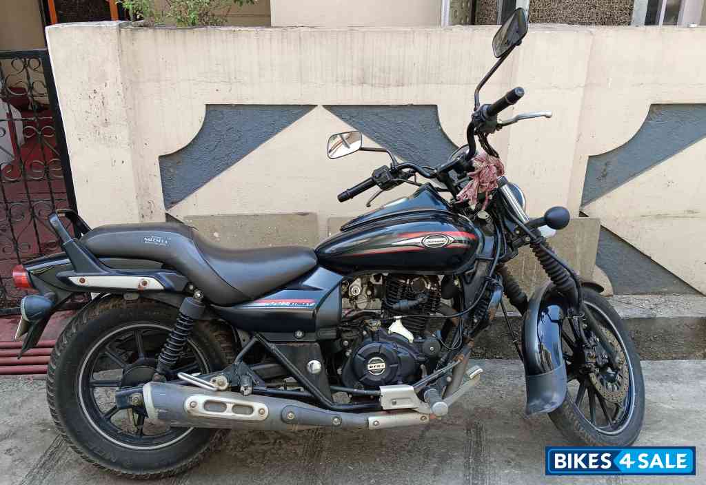 Black Bajaj Avenger Cruise 220 Black Bajaj Avenger Cruise 220