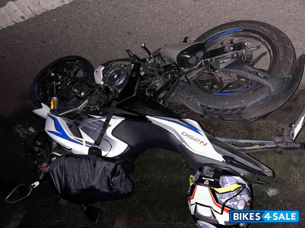 White Bajaj Pulsar N250