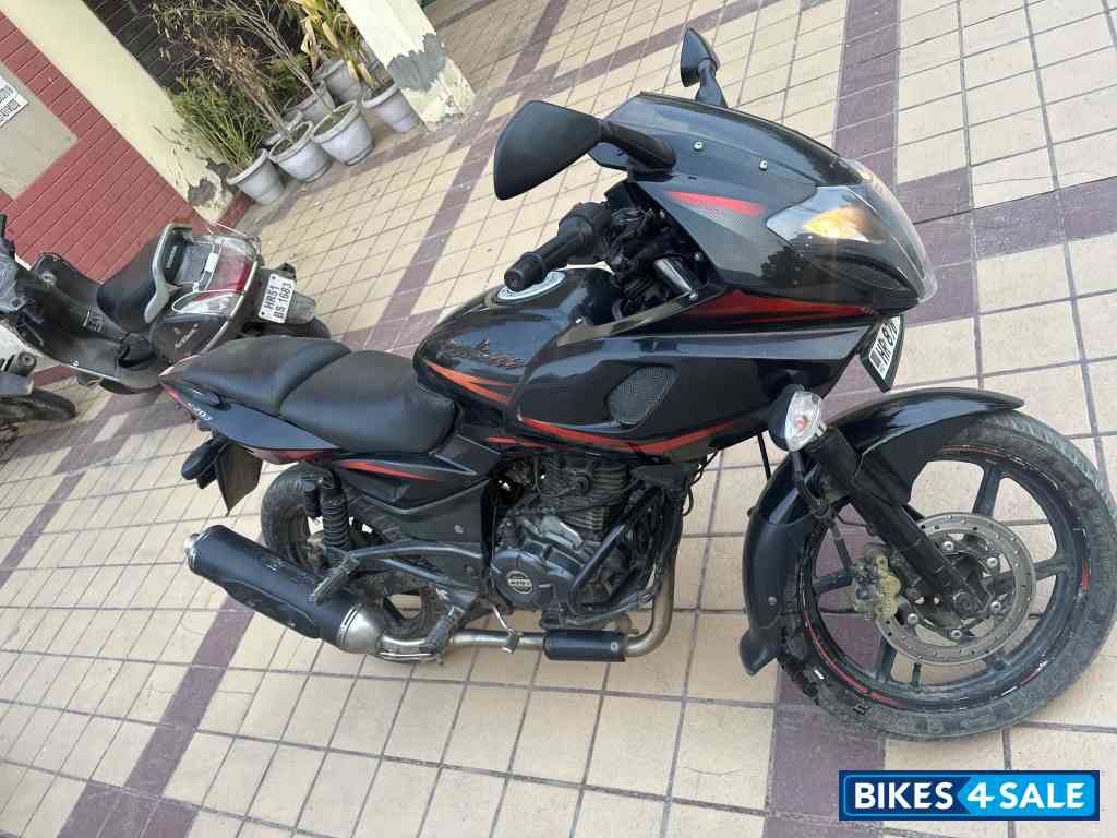 Bajaj Pulsar 220F Bajaj Pulsar 220F