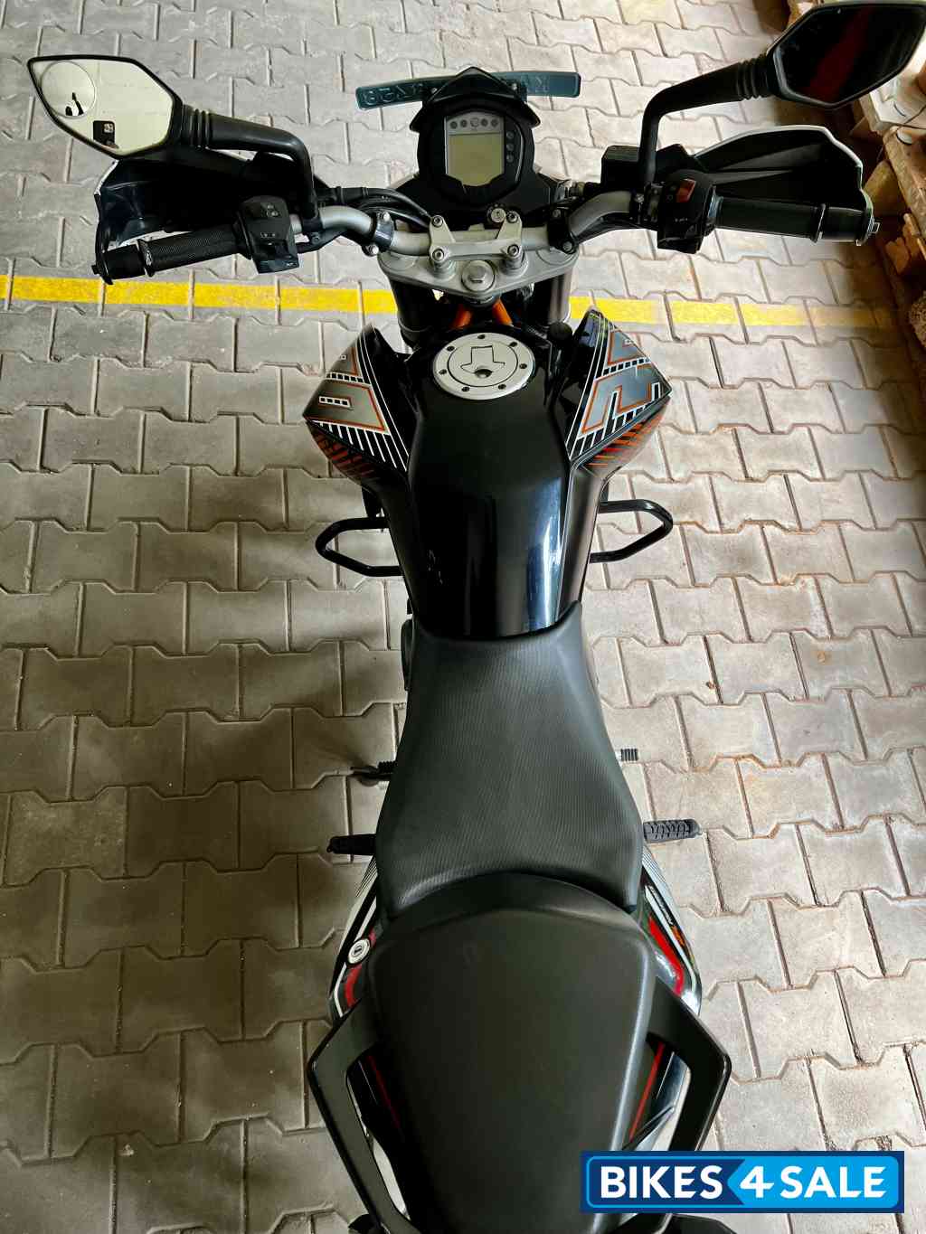 Black KTM Duke 390 Black KTM Duke 390