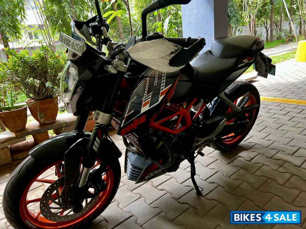 Black KTM Duke 390 Black KTM Duke 390