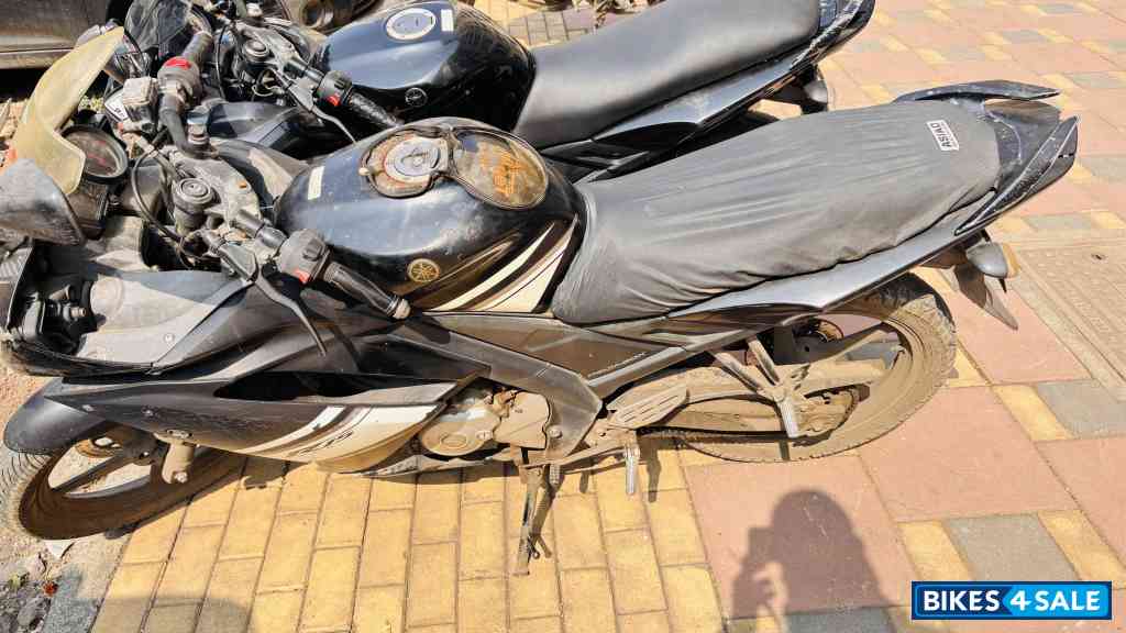 Black Yamaha YZF R15 Black Yamaha YZF R15