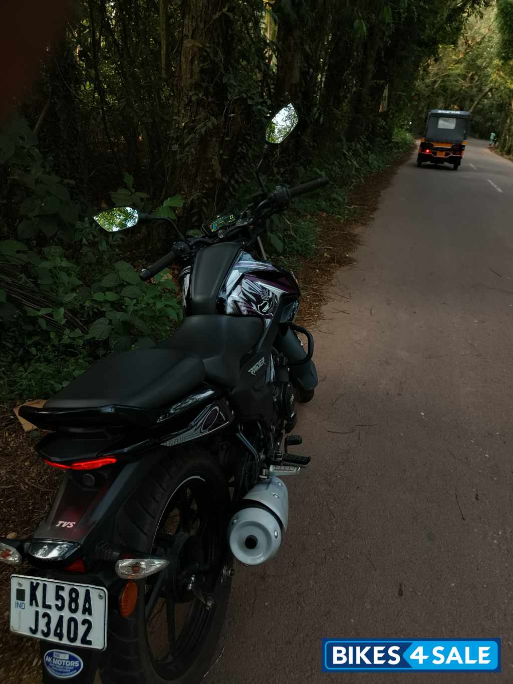 Black TVS Raider 125 Marvel Super Squad Edition Black TVS Raider 125 Marvel Super Squad Edition