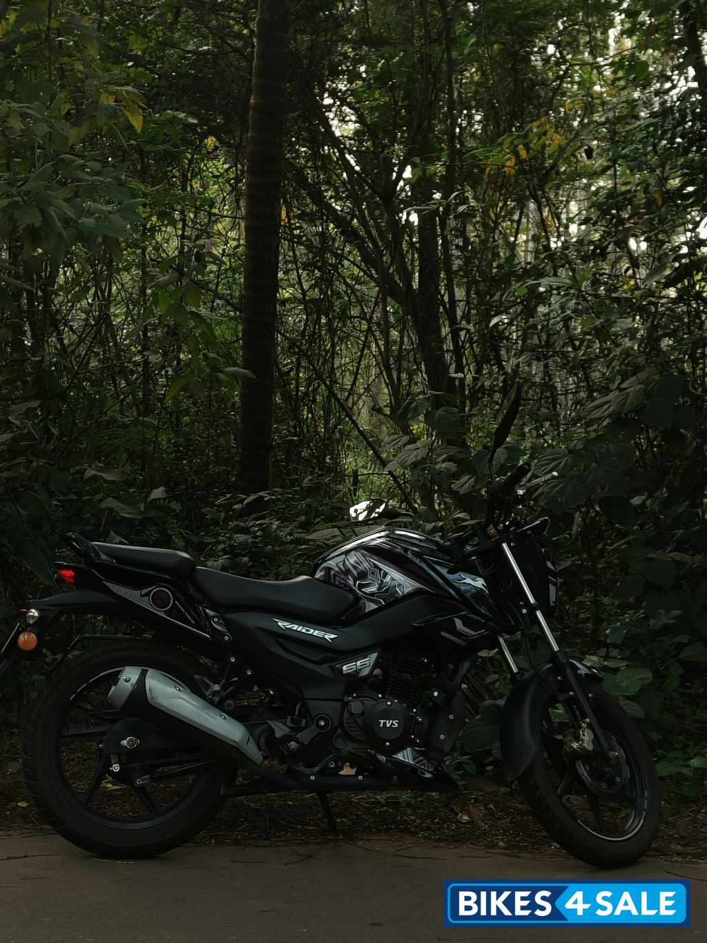 Black TVS Raider 125 Marvel Super Squad Edition Black TVS Raider 125 Marvel Super Squad Edition