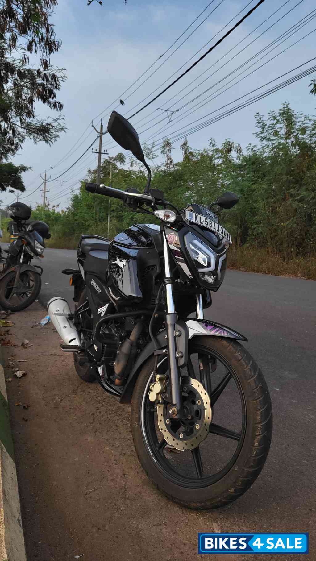 Black TVS Raider 125 Marvel Super Squad Edition Black TVS Raider 125 Marvel Super Squad Edition