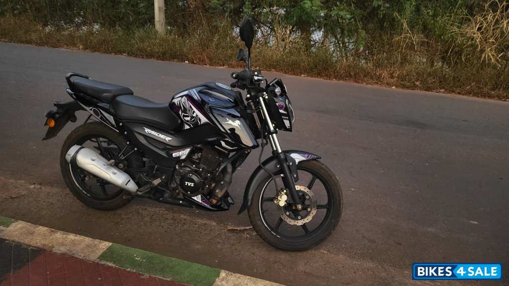 Black TVS Raider 125 Marvel Super Squad Edition Black TVS Raider 125 Marvel Super Squad Edition