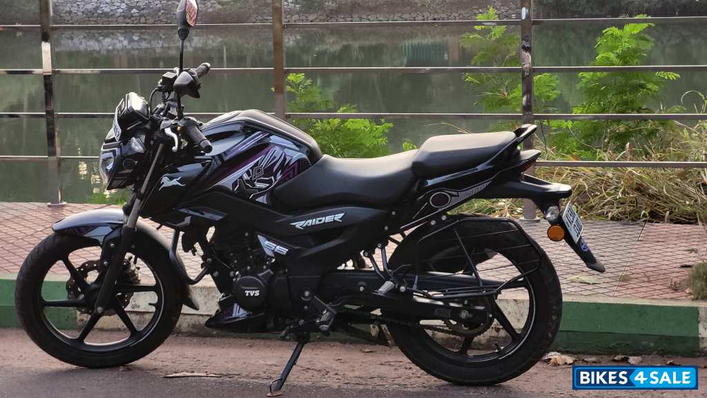 Black TVS Raider 125 Marvel Super Squad Edition Black TVS Raider 125 Marvel Super Squad Edition