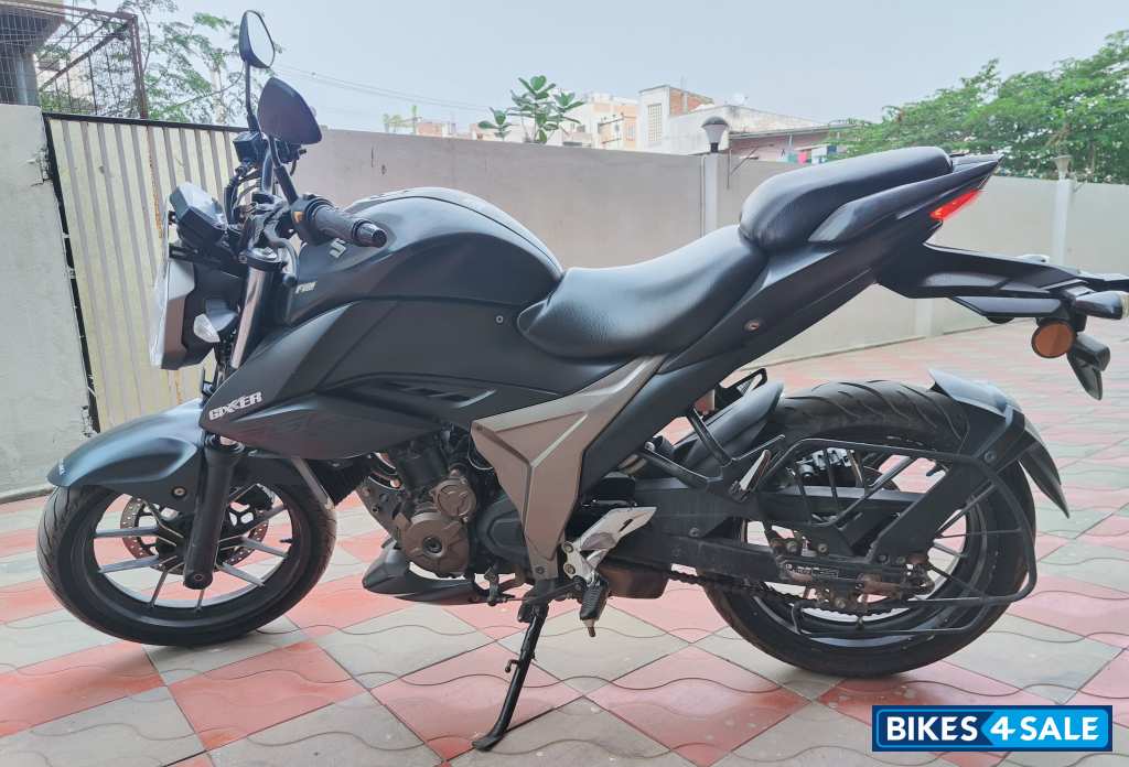Black Suzuki Gixxer 250 Black Suzuki Gixxer 250