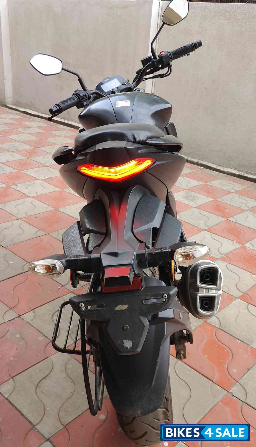 Black Suzuki Gixxer 250 Black Suzuki Gixxer 250