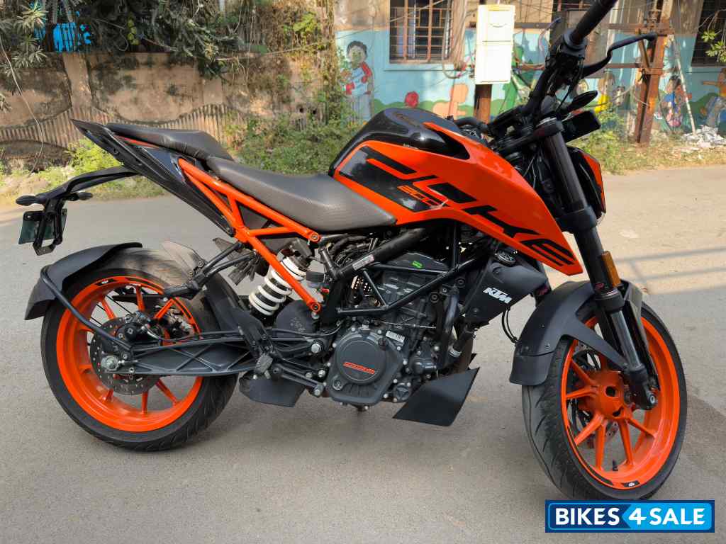 Electronic Orange KTM Duke 200 2024