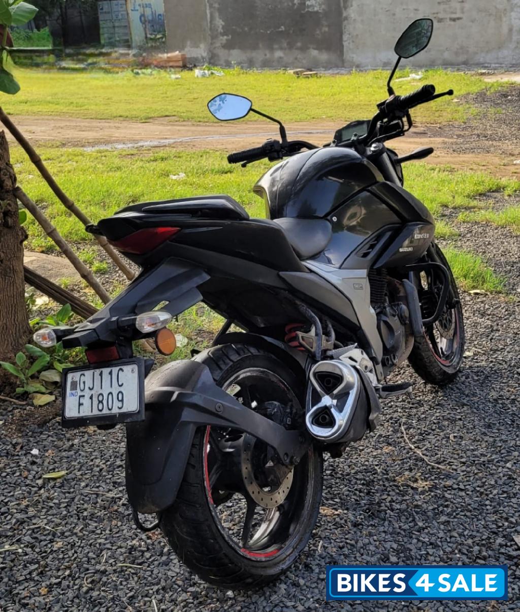 Black Suzuki Gixxer BS6 Black Suzuki Gixxer BS6