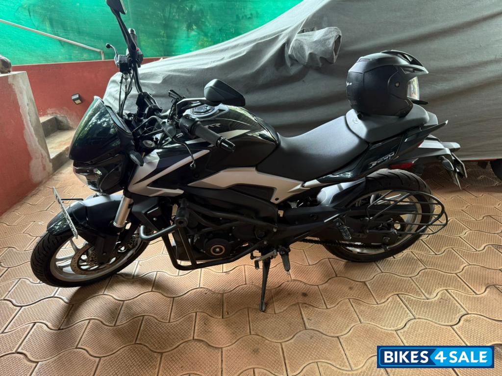 Black Bajaj Dominar 250