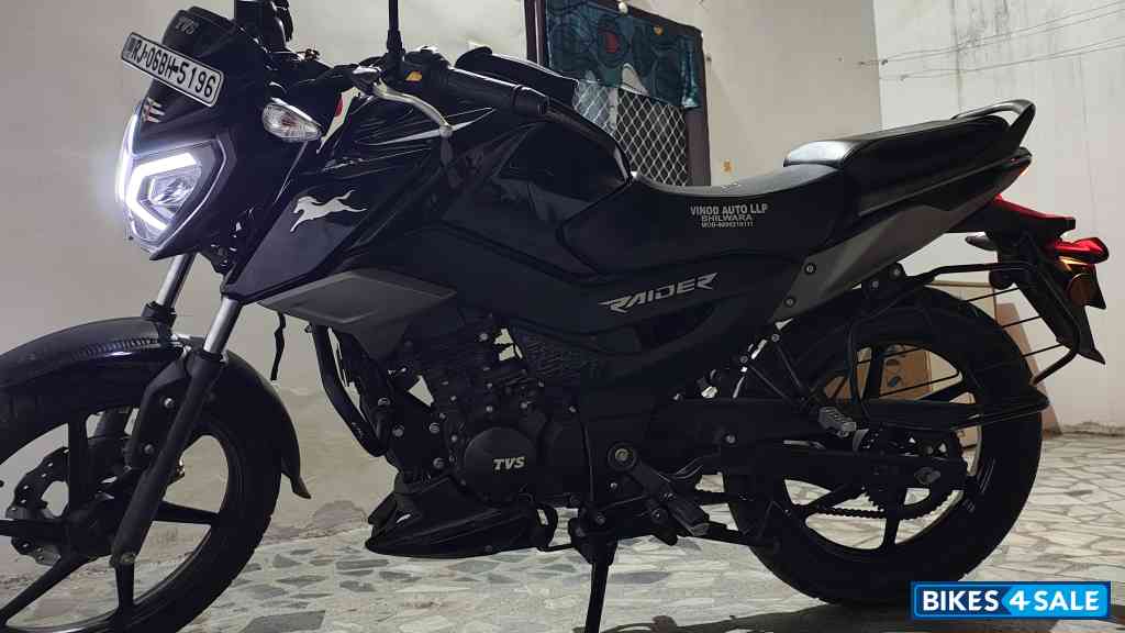 Black TVS Raider 125