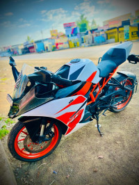 White-orange KTM RC 200