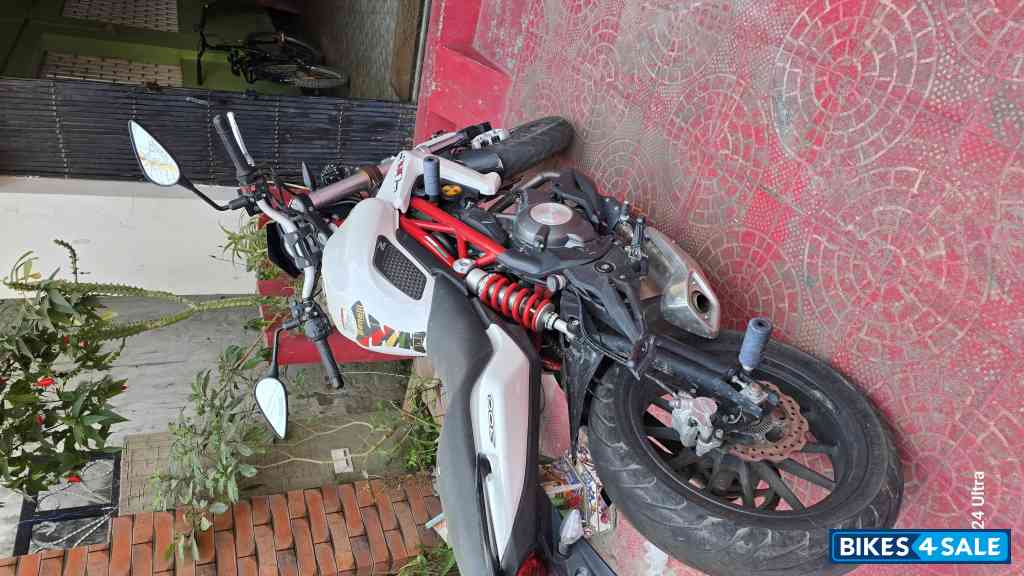 White Benelli TNT 300 White Benelli TNT 300