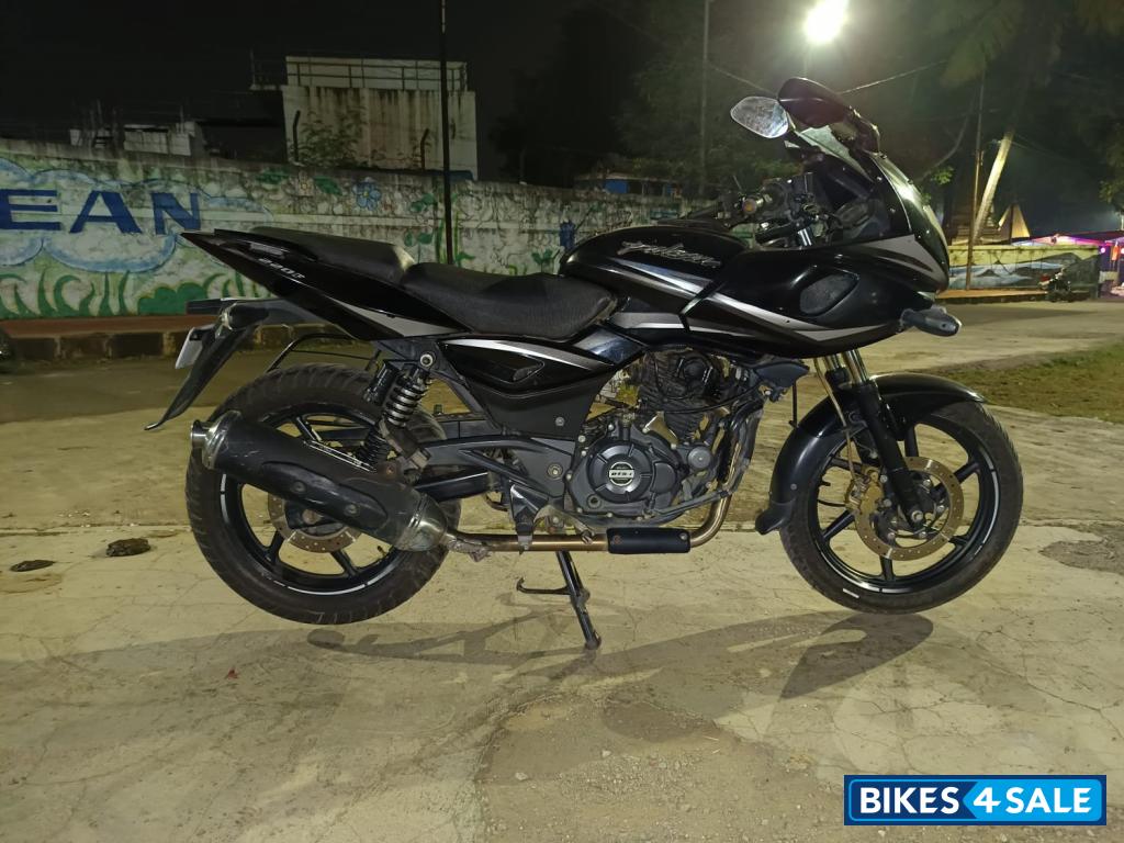 Black Bajaj Pulsar 220F