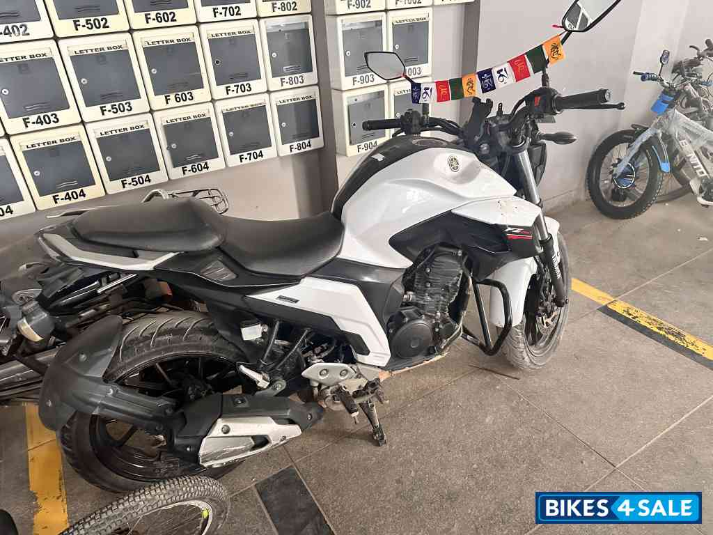 White Yamaha FZ25 White Yamaha FZ25