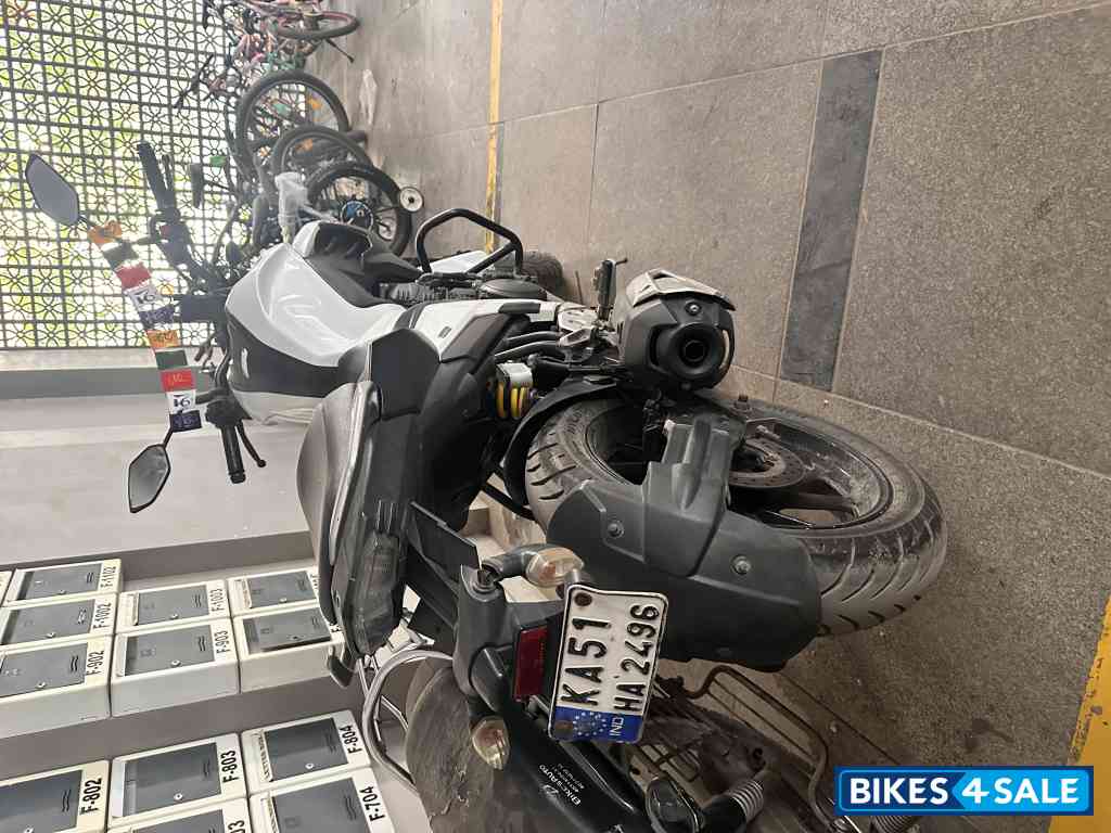 White Yamaha FZ25 White Yamaha FZ25