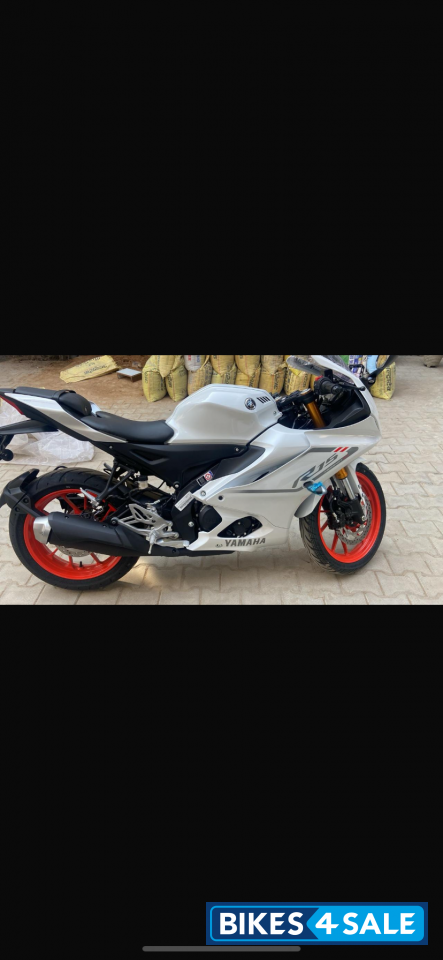White Yamaha R15 V4 White Yamaha R15 V4
