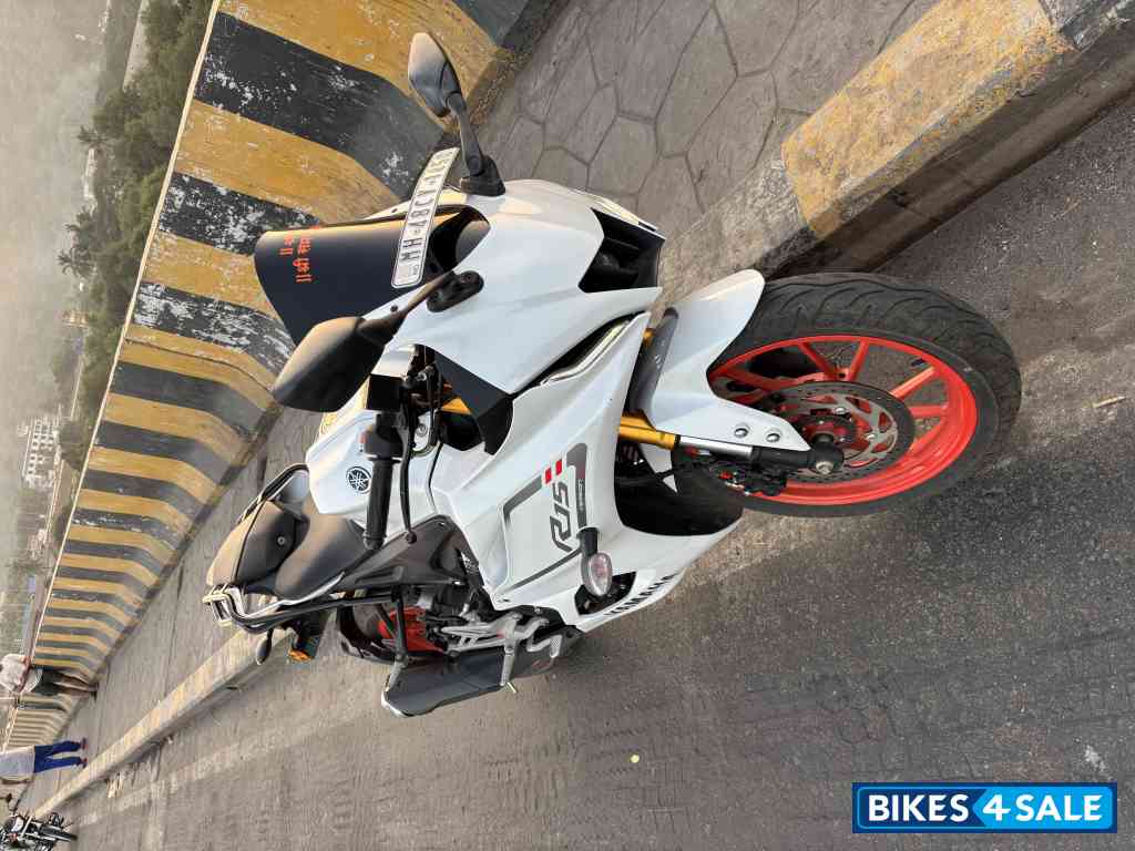 White Yamaha R15 V4 White Yamaha R15 V4