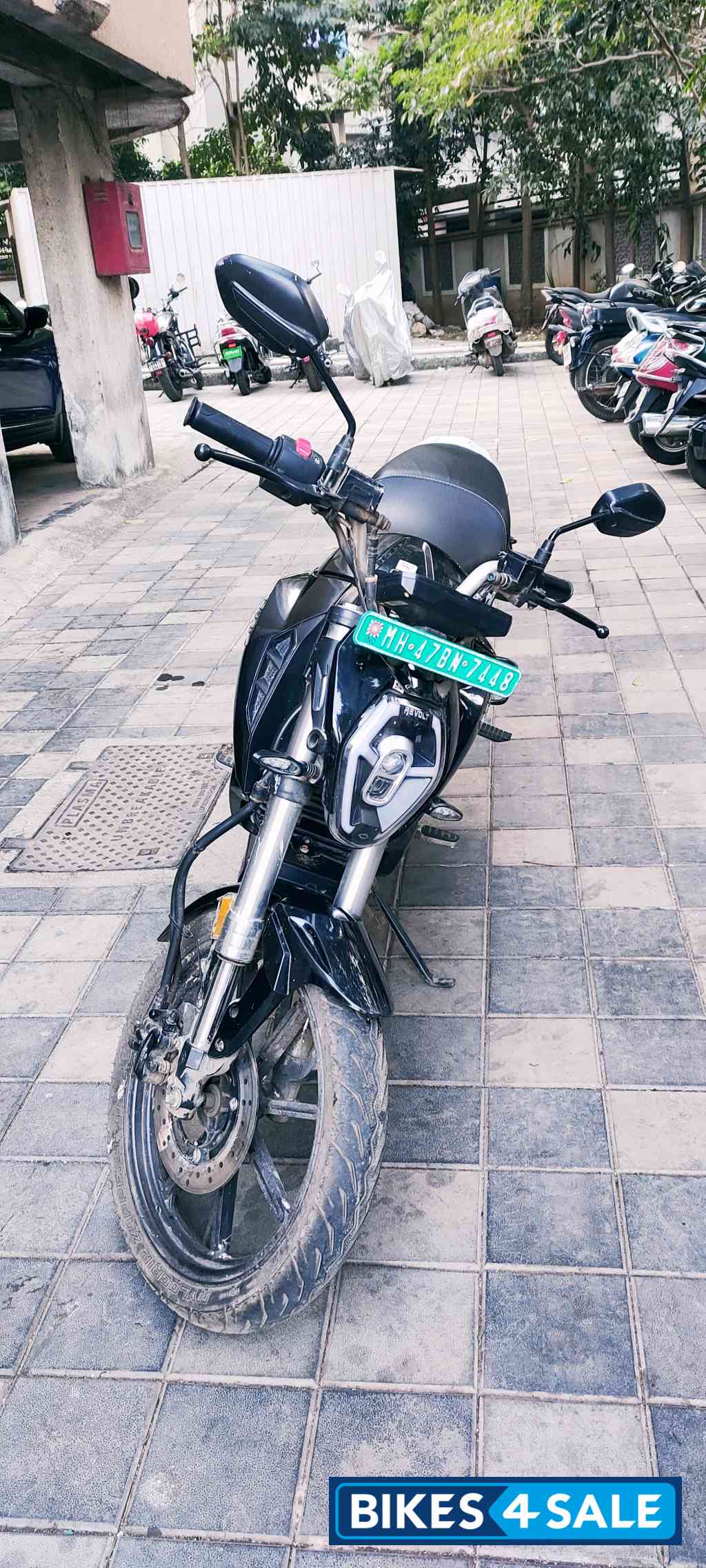 Cosmic Black Revolt RV 400 Cosmic Black Revolt RV 400