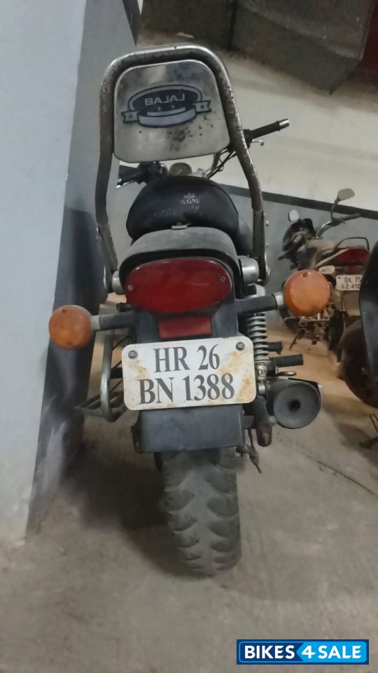 Black Bajaj Avenger 220 DTS-i Black Bajaj Avenger 220 DTS-i