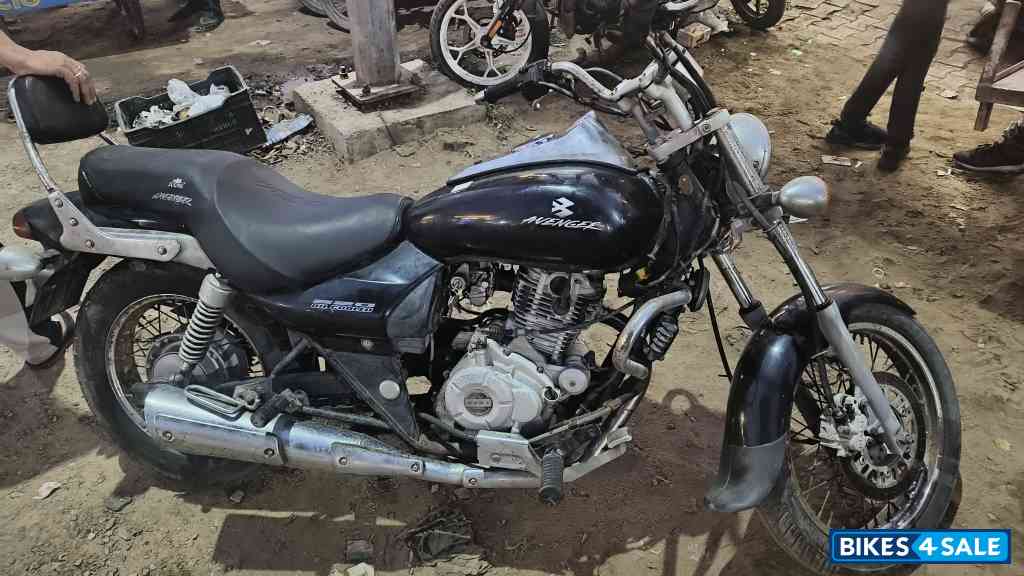 Black Bajaj Avenger 220 DTS-i Black Bajaj Avenger 220 DTS-i