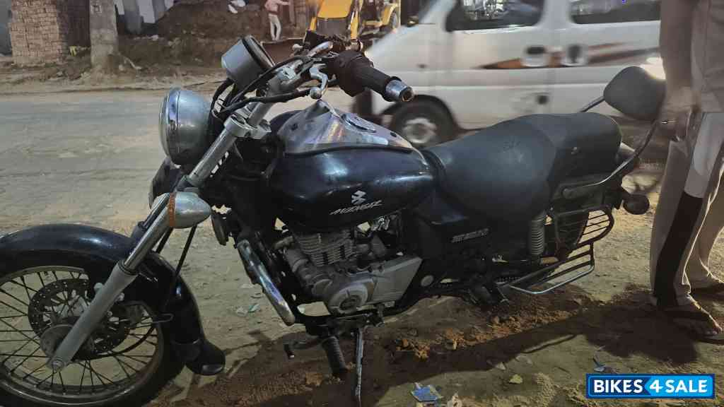 Black Bajaj Avenger 220 DTS-i Black Bajaj Avenger 220 DTS-i