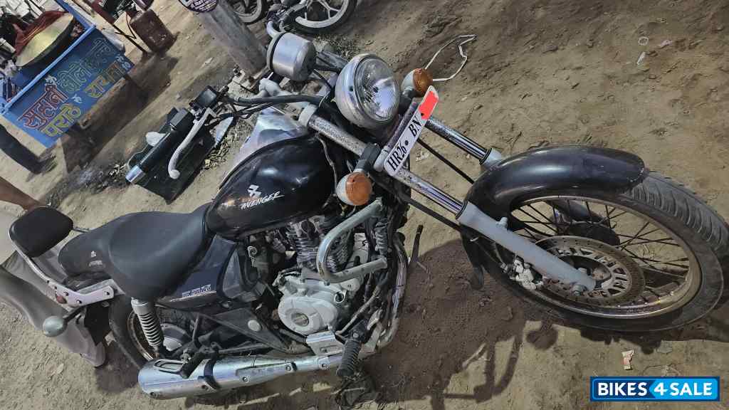 Black Bajaj Avenger 220 DTS-i Black Bajaj Avenger 220 DTS-i